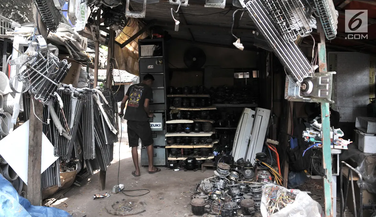 Aktivitas pekerja di tempat pengepulan sampah elektronik, Jakarta, Rabu (7/8/2019). Sepanjang Januari-Juni 2019, Dinas Lingkungan Hidup (DLH) Provinsi DKI Jakarta telah memproses lebih dari 1 ton sampah elektronik yang berasal dari rumah tangga dan industri. (merdeka.com/Iqbal Nugroho)