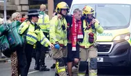 Polisi dan petugas darurat menangani insiden di Water Street dekat Gedung Liver di Liverpool, Inggris, setelah sebuah mobil menabrak pejalan kaki selama parade&nbsp;kemenangan Liverpool, Senin (26/5/2025). (Dok. Owen Humphreys/PA via AP)