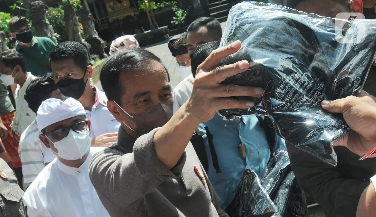 <p>Presiden Joko Widodo membagikan kaos kepada warga saat kunjungan ke Pura Tirta Empul yang terletak di belakang Istana Tampaksiring, Gianyar, Bali, Jumat, (6/5/20222). (merdeka.com/Arie Basuki)</p>