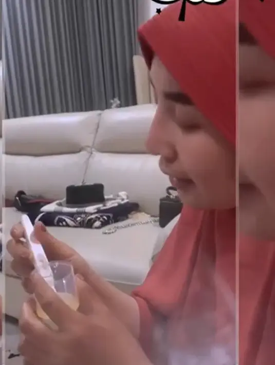 Selalu tampil romantis dan mesra setelah menikah pada Juni 2023 lalu. Tidak lama lagi, Angga akan menjadi seorang ayah. Detik-detik sang istri memberikan kejutan dua garis biru yang menandakan positif hamil. [Instagram/anggawijaya88]