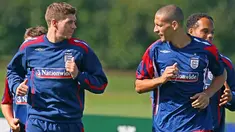 Rio Ferdinand mewawancarai Steven Gerrard dala sebuah sesi eksklusif seperti dilansir dari Beanyman Sports channel di Youtube.