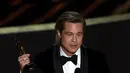 Kali Pertama Brad Pitt Menang Oscar: Brad Pitt menyampaikan pidato saat menerima piala Oscar sebagai Aktor Pendukung Terbaik di atas panggung Academy Awards  di Dolby Theatre, Los Angeles, Minggu (9/2/2020). Brad Pitt untuk aktingnya di film Once Upon a Time in Hollywood. (AP/Chris Pizzello)