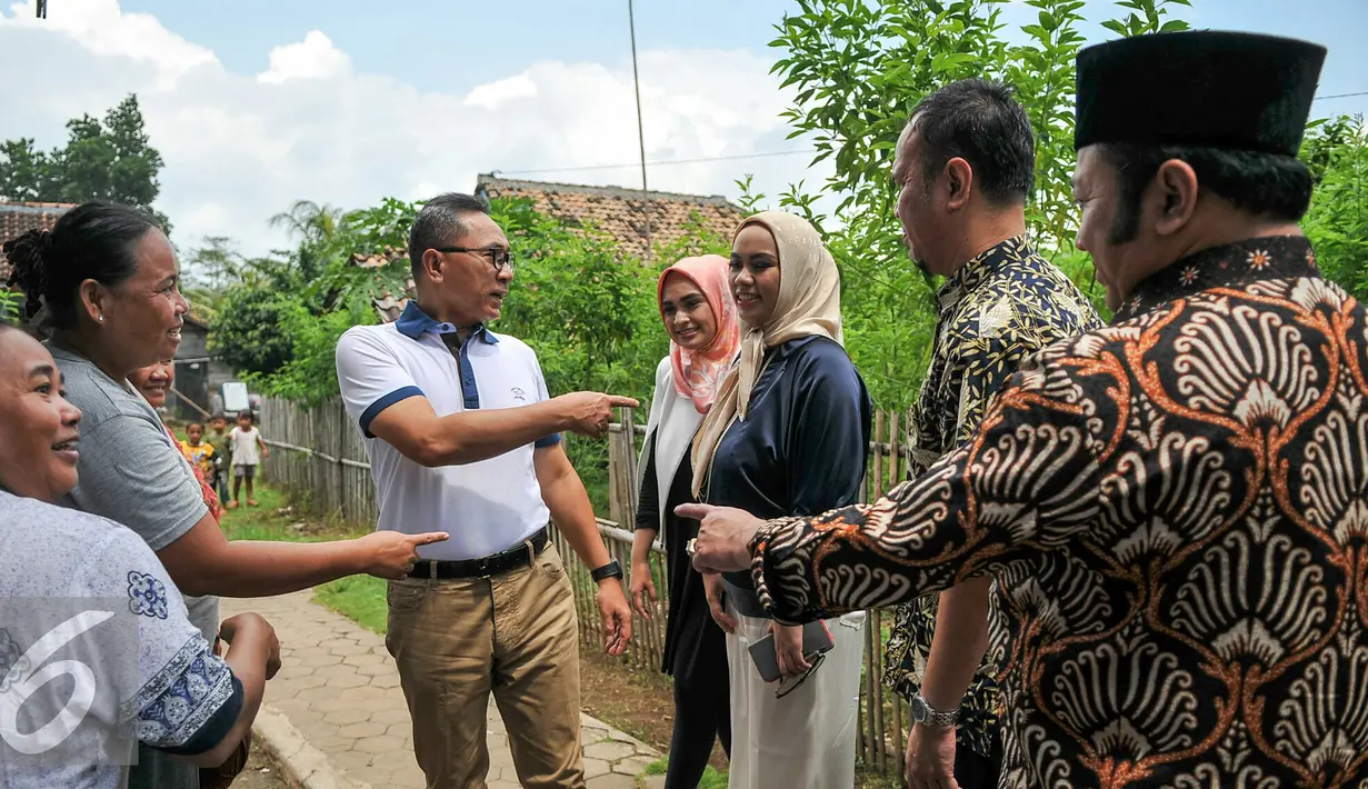 Ketua MPR RI Zulkifli Hasan berbincang dengan warga saat melakukan ziarah ke makam orangtuanya di Desa Pisang, Kecamatan Penengahan, Kabupaten Lampung Selatan, Kamis (17/3). Sepanjang perjalanan Zulkifli menyapa tetangga. (Liputan6.com/Yoppy Renato)