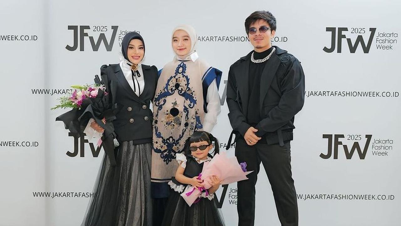 8 Potret Aurel Hermansyah Melenggang di Catwalk JFW 2024 Bareng Ameena, Kompak Kenakan Busana Bernuansa Monokrom - Tubuh Langsingnya Jadi Sorotan
