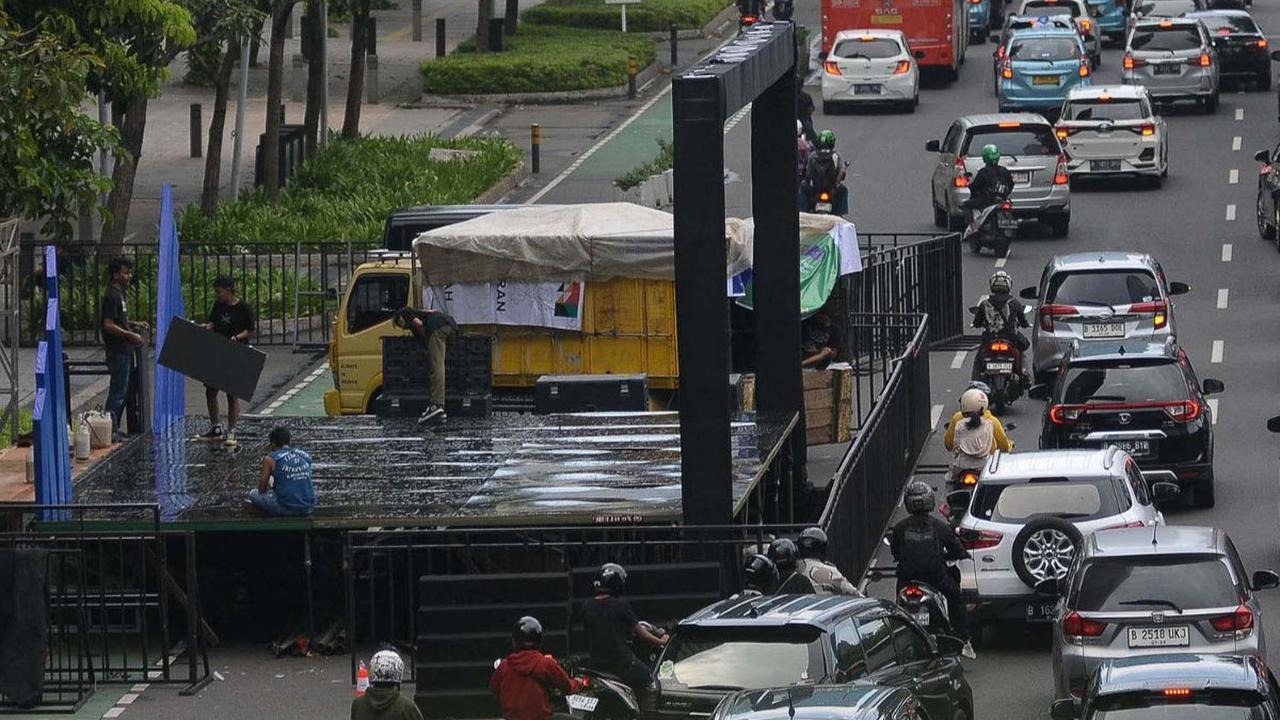 Pekerja menyelesaikan pembuatan panggung hiburan untuk acara Malam Muda Mudi di Jalan Jenderal Sudirman, Jakarta, Sabtu (30/12/2023). Acara bertajuk Malam Muda Mudi Jakarta Kota Global ini diadakan dalam rangka menyambut perayaan Tahun Baru 2024.