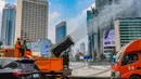 Sejumlah armada kendaraan tangki dikerahkan untuk menyemprotkan air ke udara menggunakan teknologi water mist. (merdeka.com/Arie Basuki)