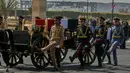 Kereta kuda membawa peti jenazah mantan presiden Hosni Mubarak saat upacara pemakaman di Masjid Tantawi, Kairo, Mesir, Rabu (26/2/2020). Upacara pemakaman Mubarak dilakukan secara militer. (AP Photo/Hamada Elrasam)