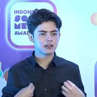 Aliando Syarief memenangkan Kategori Male Celeb Twitter 2K16 di Indonesian Social Media Awards (ISMA) 2K16. Sebenarnya seperti apa sih cara Aliando menggunakan sosial media?