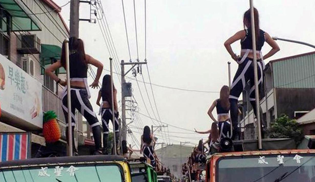 Para penari striptis beraksi di atas sebuah jip selama upacara pemakaman seorang pejabat di Kota Chiayi, Taiwan, (3/1). Tung Hsiang yang pernah menjabat sebagai kepala dewan Kota Chiayi wafat pada 14 Desember dalam usia 76 tahun. (©ASIAWIRE)