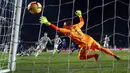 Kiper Juventus, Wojciech Szczesny, gagal menahan tendangan striker Atalanta, Duvan Zapata pada perempat final Copa Italia di Stadion Atleti Azzurri d'Italia, Bergamo, Rabu (30/1). Atalanta menang 3-0 atas Juventus. (AP/Paolo Magni)