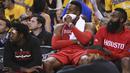 Pemain Houston Rockets, James Harden (kanan)  dan rekan-rekannya terlihat sedih saat  timnya kalah dari Warriors 115-106 pada Playoffs NBA di Oracle Arena,  Oakland, Selasa (19/4/2016) WIB. (Cary Edmondson-USA TODAY Sports)