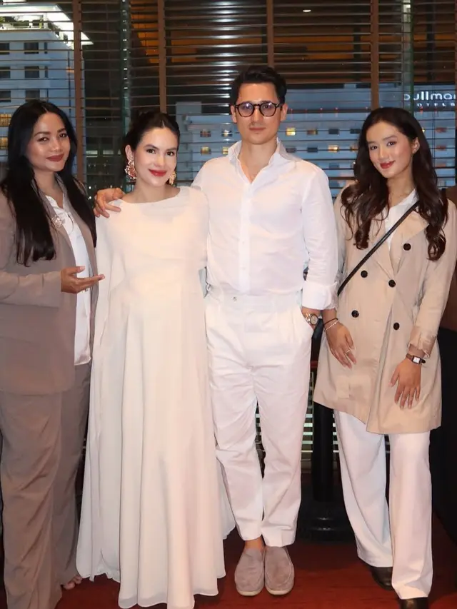 Steffi Zamora saat hadir di Premier Pengin Hijrah pakai long dress model cape. [@steffizamoraaa]