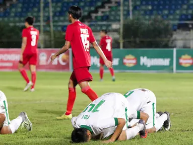 Para pemain Timnas Indonesia U-19 merayakan gol yang dicetak Feby Eka Putra ke gawang Filipina U-19 pada laga Piala AFF U-18 di Stadion Thuwunna, Myanmar, Kamis (7/9/2017). Indonesia menang 9-0 atas Filipina. (Liputan6.com/Yoppy Renato)