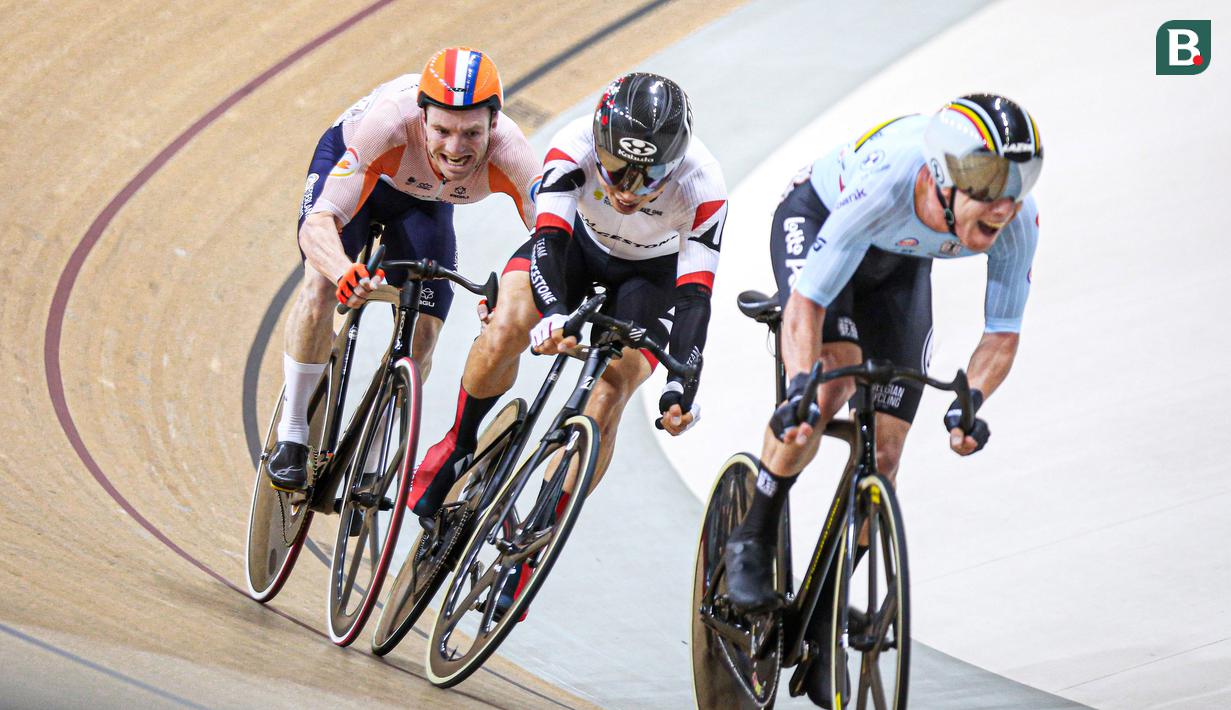 Pebalap sepeda Jepang, Eiya Hashimoto (tengah) bersenggolan dengan pebalap sepeda Belanda, Havik Yoeri saat nomor elimination race putra UCI Track Nation Cup 2023 di Jakarta International Velodrome, Rawamangun, Jakarta, Jumat (24/2/2023). (Bola.com/Bagaskara Lazuardi)