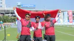 Tim panahan Indonesia, Riau Ega Agata Salsabilla, Ahmad Khoirul Baasith dan Arif Dwi Pangestu (kiri ke kanan) memegang bendera Merah Putih usai memenangi nomor recurve beregu putra SEA Games 2025 di Football Field 1, Bangkok, Thailand, Rabu (17/12/2025). Indonesia kembali menambah koleksi raihan medali emas SEA Games 2025 Thailand. (Bola.com/Bagaskara Lazuardi)