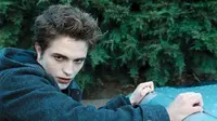 Robert Pattinson sebagai Edward Cullen dalam Twilight (Pinterest)