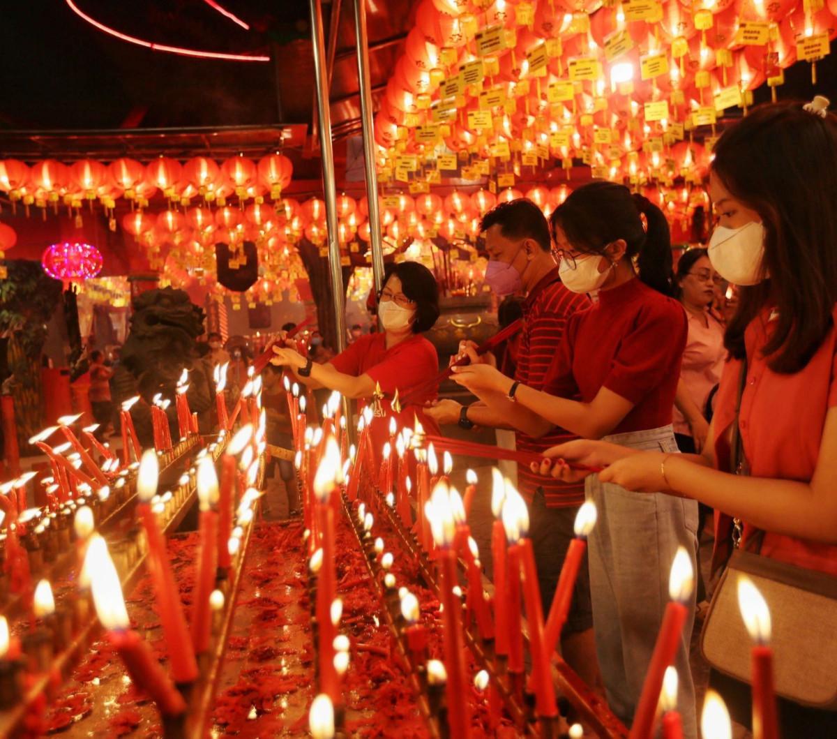 Malam pergantian tahun baru Imlek 2024, warga Tionghoa datang ke tempat peribadahannya untuk melaksanakan ibadah sembahyang. Warga Tionghoa berkumpul di kelenteng dan rumah-rumah ibadah untuk mengikuti serangkaian ritual sembahyang di malam itu. Foto: Lip