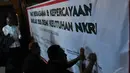 Para tokoh agama dan kepercayaan itu membuat pernyataan bersama menolak ISIS di Indonesia dan menandatangani spanduk penolakan sebagai dukungan menolak ISIS, Jakarta, Senin (04/08/2014) (Liputan6.com/Johan Tallo)