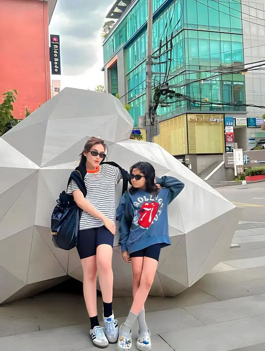 Paras ibu dan anak itu mencuri perhatian netizen. Kompak mengenakan celana pendek, keduanya juga disebut seperti kakak dan adik hingga seperti artis Korea. [Instagram/ayutingting92]