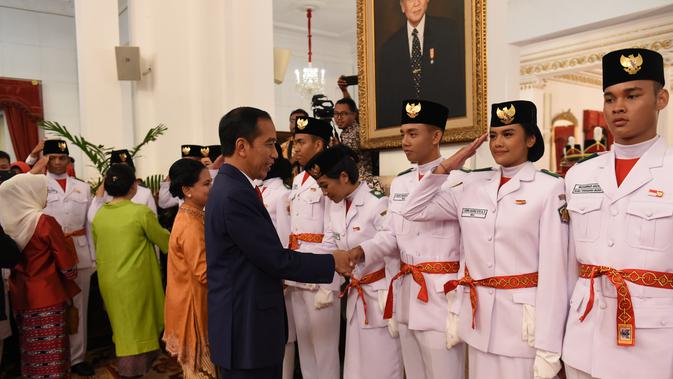 Paskibraka 2020 I Gusti Agung Bagus Kade Sanggra Wira Adhinata saat bersalaman dengan Presiden Joko Widodo (Jokowi) sesudah dikukuhkan sebagai Paskibraka Nasional 2019 pada 15 Agustus 2019 di Istana Negara (Foto: Dokumentasi Istana)