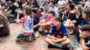 Pengunjung dengan berbagai atribut klub dan tim nasional menyaksikan laga Inggris kontra Kroasia di FIFA Fan Festival Boston, AS, Rabu (17/6/2026). Area ini menjadi titik kumpul pencinta sepak bola selama Piala Dunia 2026. (KLY Sports/Hery Kurniawan/Adv/Powerade)