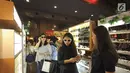 Sejumlah pengunjung mencoba kaca mata di salah satu stand bazar dalam acara Fimela Fest 2018, Jakarta, Jumat (16/11). Fimela Fest 2018 diselenggarakan mulai tanggal 13-18 November 2018 di Gandaria City Mall, Jakarta. (Fimela.com/Bambang Ekoros Purnama)