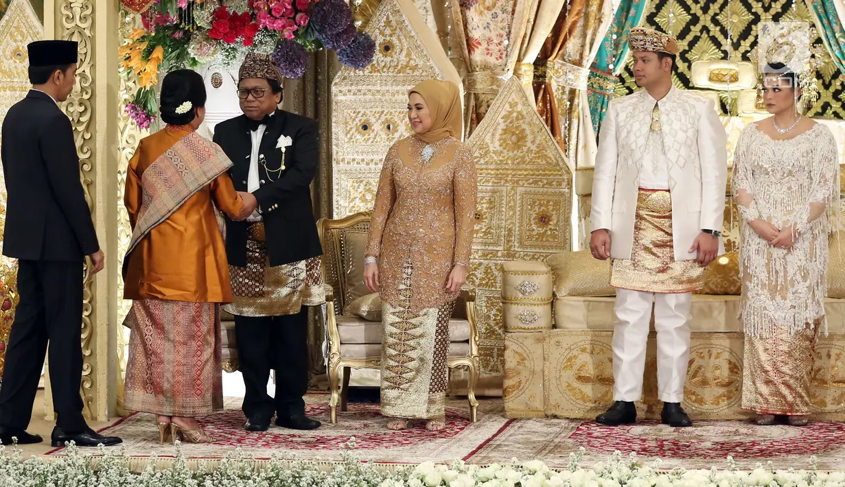 Presiden Joko Widodo (Jokowi) didampingi Ibu Negara, iriana Joko Widodo memberikan selamat pada pernikahan putri Ketua DPD, Oesman Sapta Odang di kawasan Kuningan, Jakarta, Jumat (8/9). (Liputan6.com/Johan Tallo)