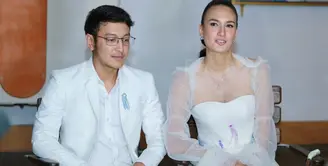 Tyas Mirasih dan Raiden Sudjono jadi salah satu tamu yang hadir di resepsi pernikahan Nadine Chandrawinata dan Dimas Anggara di Jakarta. (Adrian Putra/Bintang.com)