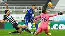 Gelandang Leicester City, Harvey Barnes (tengah) melepaskan tendangan yang masih bisa dimentahkan kiper Newcastle United, Karl Darlow dalam laga lanjutan Liga Inggris 2020/21 pekan ke-17 di St James'Park, Minggu (3/1/2021). Leicester City menang 2-1 atas Newcastle United. (AFP/Stu Forster/Pool)