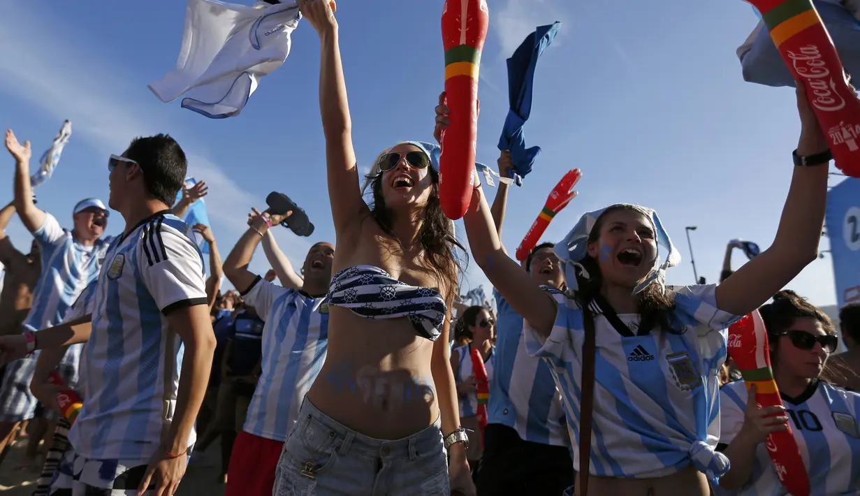 Di pantai Copacabana, Brasil, para fans tampak bersorak setelah Argentina berhasil menang 1-0 atas Belgia dan dipastikan lolos ke semifinal, Sabtu (5/7/14). (REUTERS/Pilar Olivares)