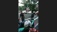 Aksi juru parkir alias jukir di kawasan Masjid Istiqlal Jakarta viral di media sosial lantaran mematok tarif parkir senilai Rp 10 ribu per sepeda motor. (Istimewa)