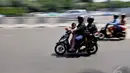 Seorang pengendara sepeda motor saat melintas di kawasan Bundaran Senayan, Jakarta, Jumat (9/1/2015). (Liputan6.com/Johan Tallo)