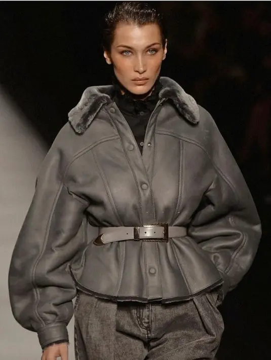 “Eid Mubarak my friends and family,” tulis Bella Hadid, Senin (25/5/2020). Selanjutnya, Bella membagikan cerita keindahan Ramadan yang telah dilewatinya bersama sang ayah sewaktu masih kecil. (Instagram/bellahadid)