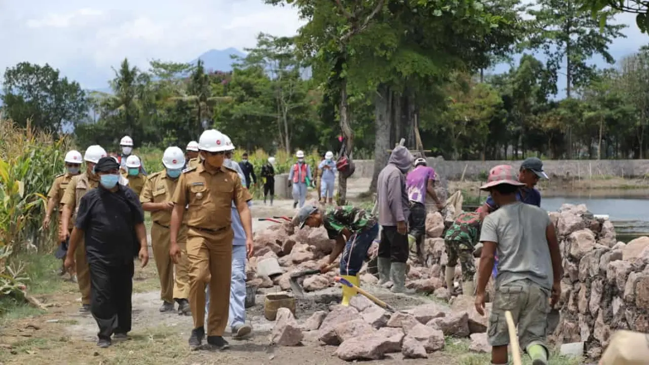 Wakil Bupati Garut Helmi Budiman tengah meninjau progres pembangunan proyek revitalisasi kawasan wisata Situ Bagendit, Garut, Jawa Barat.