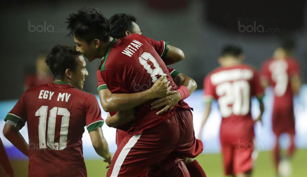 Gelandang Indonesia U-19, Witan Sulaeman, melakukan selebrasi usai mencetak gol ke gawang Thailand di Stadion Wibawa Mukti, Cikarang, Minggu (8/10/2017).Indonesia menang 3-0 atas Thailand. (Bola.com/M Iqbal Ichsan)