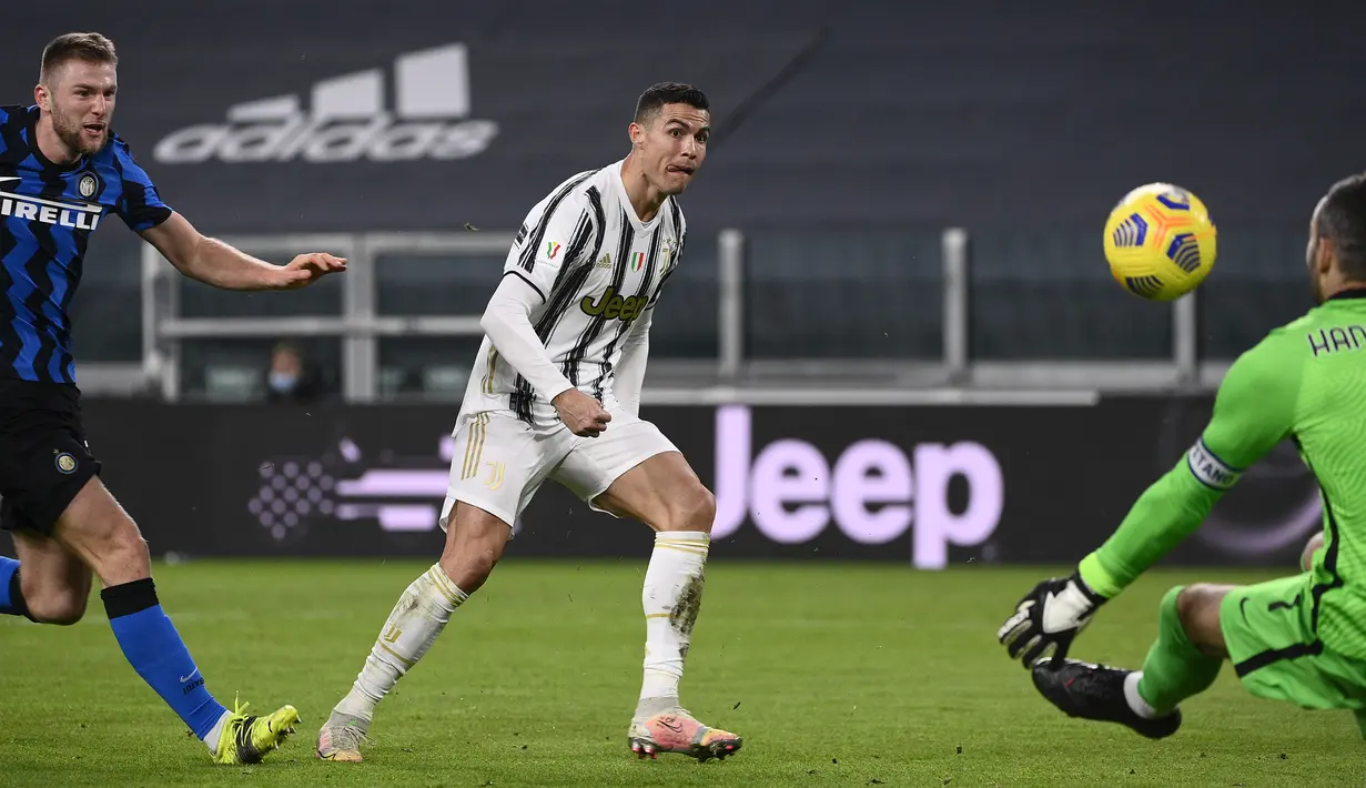 Striker Juventus, Cristiano Ronaldo (tengah) melepaskan tendangan ke gawang Inter Milan dalam laga leg kedua semifinal Coppa Italia 2020/21 di Juventus Stadium, Turin, Selasa (9/2/2021). Juventus bermain imbang 0-0 dan lolos ke final. (LaPresse via AP/Marco Alpozzi)