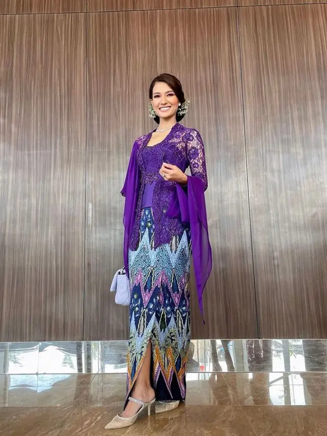 7 Pesona Duma Riris Hadiri Pernikahan Sang Adik, Tampil Anggun Berbalut Kebaya Ungu Karya Intan Avantie