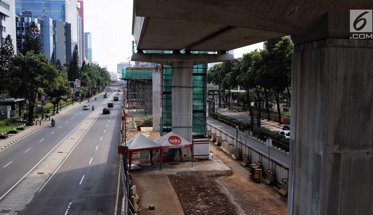 Pemandangan proyek Light Rail Transit (LRT) Jabodebek lintas pelayanan dua rute Cawang-Dukuh Atas di kawasan Kuningan, Jakarta, Senin (18/6). Diperkirakan pengerjaan proyek akan kembali dimulai usai libur cuti bersama Lebaran. (Liputan6.com/Faizal Fanani)
