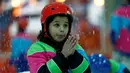 Seorang Anak saat bermain salju di Snow City di Mall Al Othaim, Riyadh, Arab Saudi (26/7). (REUTERS/Faisal Al Nasser)