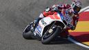 Pebalap Valentino Rossi dan Andrea Dovizioso saat latihan bebas MotoGP Aragon, Sabtu (23/9/2017). Setelah dinyatakan pulih, pebalap asal Italia itu siap untuk tampil pada balapan MotoGP Aragon, Minggu (24/9/2017). (AFP/Javier Soriano)