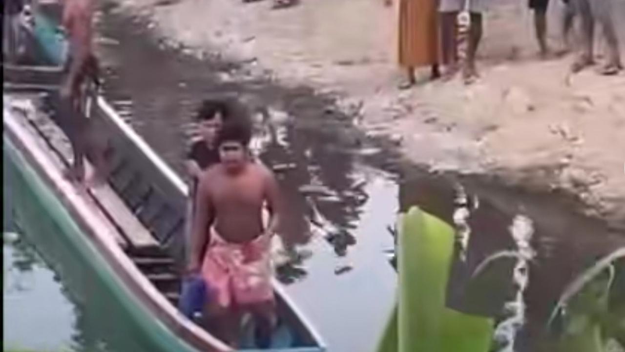 Warga melakukan pencarian bocah yang diterkam buaya di Sungai Budong-budong, Mamuju Tengah, Sulbar. (Istimewa)
