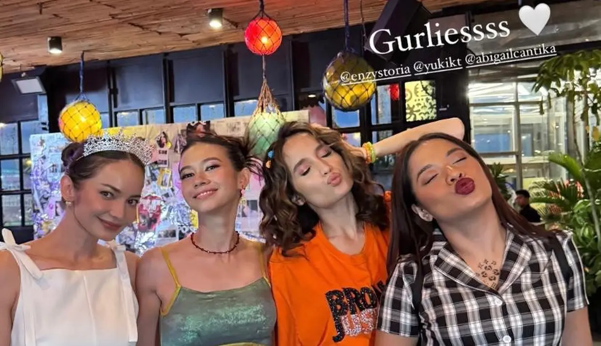 <p>Bertemakan Y2K dan karakter rom-com, pesta ini sukses menghidupkan kembali era 2000-an dengan sentuhan glamor khas film-film remaja ikonik. [@yukikt].</p>