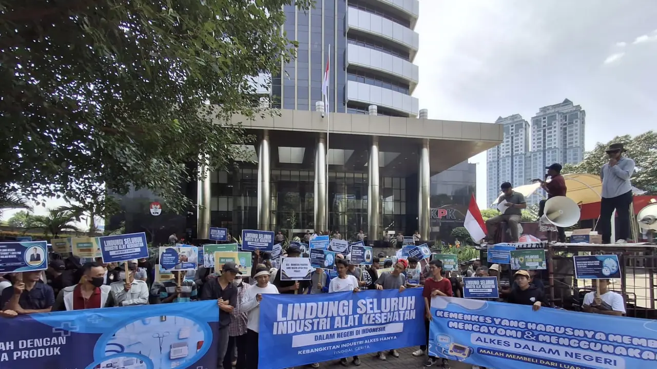 Ratusan massa yang tergabung dalam Ikatan Cendekia Wira (ICW) gelar aksi ingatkan industri alat kesehatan (alkes) nasional jangan sampai punah.
