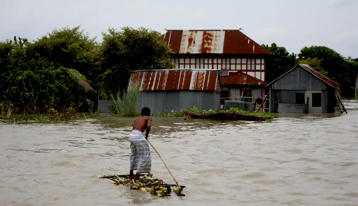 Seorang wanita naik perahu mengarungi area banjir di Munshiganj pinggiran Dhaka, Bangladesh, Senin (27/7/2020). Banjir telah menewaskan 119 orang di 21 (dari 64) distrik sejak 30 Juni lalu. (Xinhua)