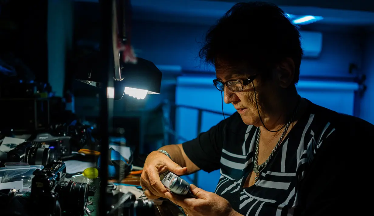 Keseriusan spesialis reparasi kamera analog, Vessela Draganova saat bekerja di bengkel kecilnya di Sofia, Bulgaria, Selasa (24/4). Vessela adalah salah satu spesialis terakhir yang memperbaiki kamera analog di Bulgaria. (AFP PHOTO/Dimitar DILKOFF)