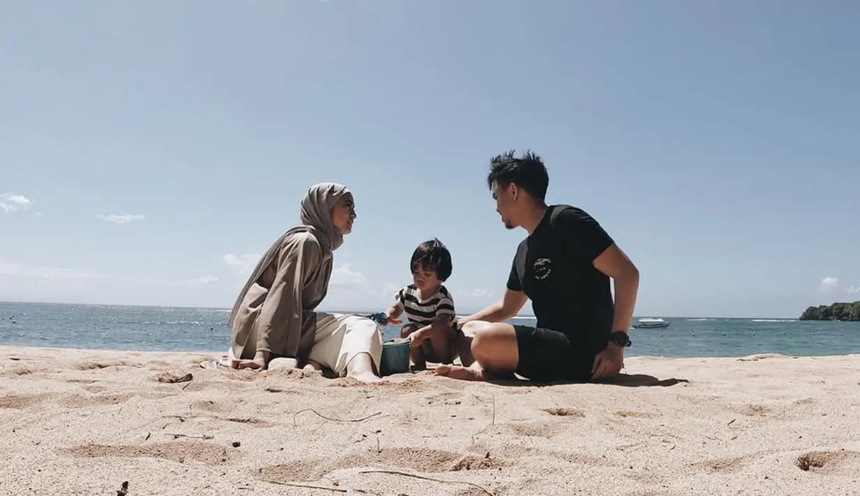 Selain aktif bermusik, Ayu dan Ditto saat ini juga merambah dunia Youtube dengan mengunggah vlog liburan mereka bersama Sekala di channel 'Teman Tapi Menikah'. (Liputan6.com/IG/@dittopercussion)