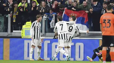 Penyerang Juventus Alvaro Morata berselebrasi dengan rekan setimnya setelah mencetak gol ke gawang Spezia pada pertandingan Liga Italia pekan ke-28 di Allianz Stadium, Senin (7/3/2022) dini hari WIB. Juventus menang 1-0 atas Spezia lewat gol Alvaro Morata. (Tano Pecoraro/LaPresse via AP)