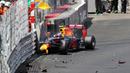 Pebalap Red Bull, Max Verstappen, menabrak dinding pembatas saat kualifikasi pertama F1 GP Monako, Sabtu (28/5/2016). (Bola.com/Twitter/F1)