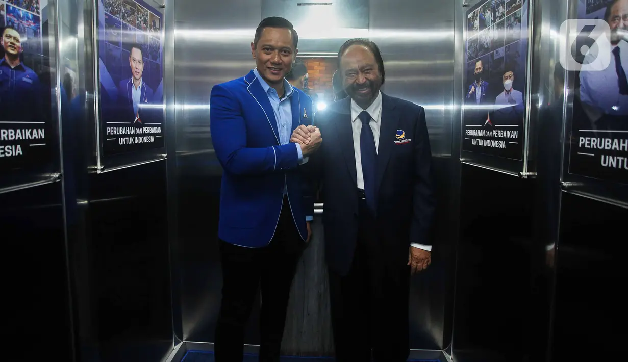 Ketua Umum Partai Demokrat Agus Harimurti Yudhoyono (AHY) bersalaman dengan Ketua Umum Partai NasDem Surya Paloh di DPP Partai Demokrat, Jakarta, Rabu (22/2/2023). Di markas Demokrat, Surya Paloh juga menyalami sejumlah petinggi DPP Partai Demokrat termasuk Edhie Baskoro Yudhoyono alias Ibas dan sejumlah petinggi lainnya. (Liputan6.com/Faizal Fanani)