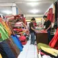 Toko-toko kain di kawasan ini terbilang lengkap dengan menjual berbagai jenis kain baik tradisional, modern. Foto: (Dian Rosadi/Merdeka.com)